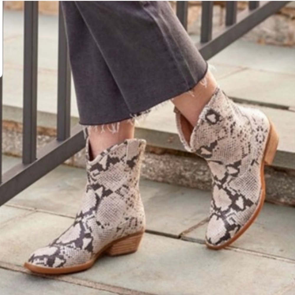 Born Wynd leather snake print beige black western boot Size 8.5